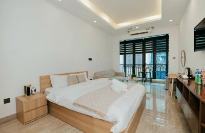 Habitación doble o con 2 camas individuales con balcón — Mellow Train Street Hanoi